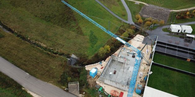 Die Baustelle des neuen Funktionsgebäude aus der Luft
