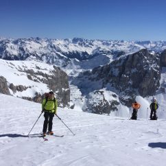 Kurz_nach_dem_Steilstück_im_Gemschtobel_werden_die_Ski_wieder_angeschnallt.jpg