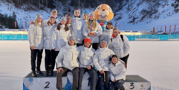 Ein Teamfoto des deutschen Teams auf dem Siegerpodest, gemeinsam mit dem Maskottchen des Festivals